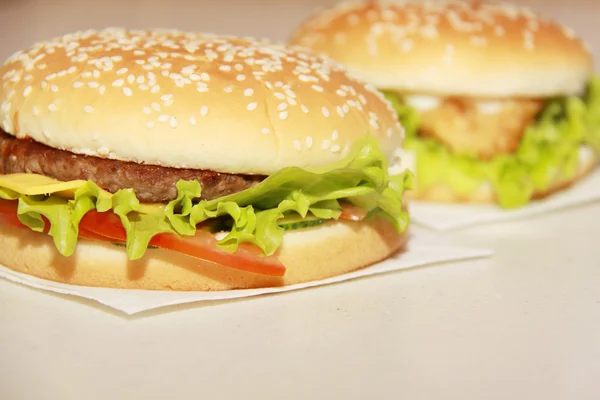 แฮมเบอร์เกอร์อร่อยแยกกันบนพื้นหลังสีขาว — ภาพถ่ายสต็อก