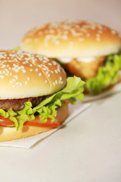 Gustoso hamburger isolato su sfondo bianco — Foto Stock