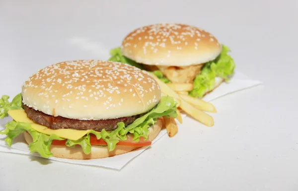 Finom sajtburger sült krumplival. — Stock Fotó