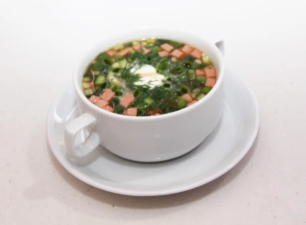 Sopa de kvas Ssian con verduras picadas y carne aislada en wh — Foto de Stock