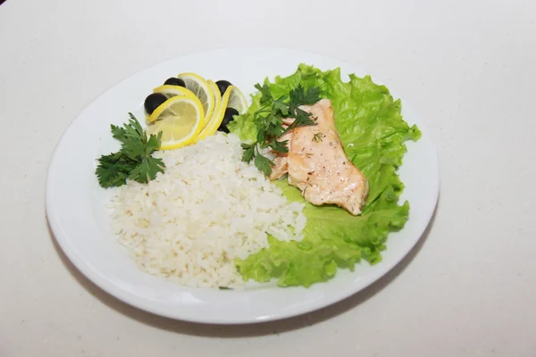 Pedaço de salmão recém-cozido descansando em um prato com ri marrom — Fotografia de Stock
