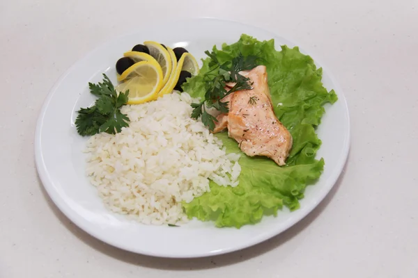 Pedaço de salmão recém-cozido descansando em um prato com ri marrom — Fotografia de Stock
