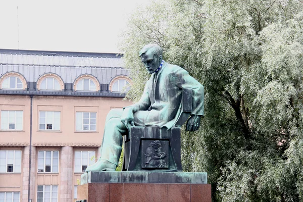 Пам'ятник Aleksis Kivi. Центральна площа Гельсінкі — стокове фото