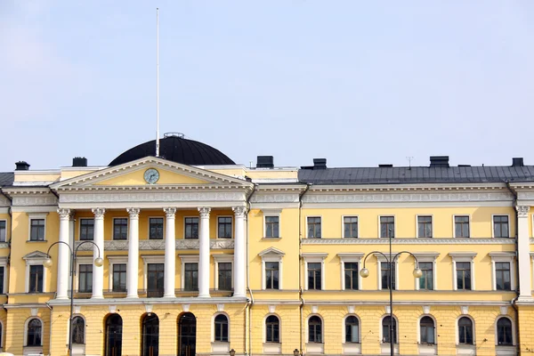 Helsinki. Plaza del Senado y el edificio del Senado al atardecer. Fi. — Foto de Stock