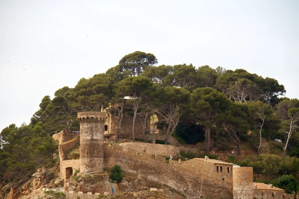 Średniowieczny zamek w tossa de mar na wschód, costa brava, Hiszpania — Zdjęcie stockowe
