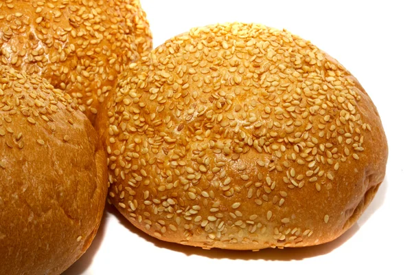 Bochenek chleba i bułki na białym tle — Zdjęcie stockowe