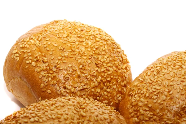 Буханка хлеба и рулоны изолированы на белом — стоковое фото