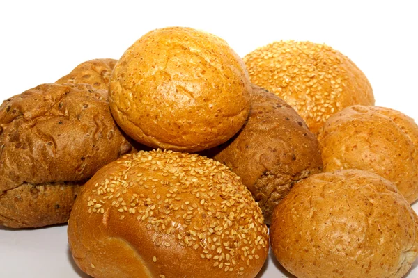 Mains de pain de blé entier et de seigle et isolés — Photo
