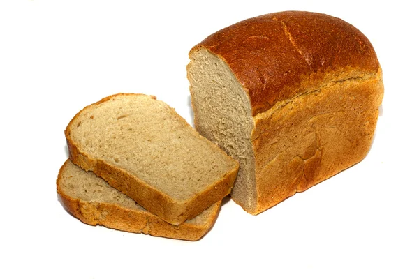 Половина ржаного хлеба с анисом и некоторые ломтики изолированы — стоковое фото