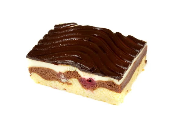 Ciasto czekoladowe z whiped krem na białym tle — Zdjęcie stockowe