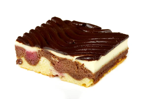 Schokoladenkuchen mit Schlagsahne isoliert — Stockfoto