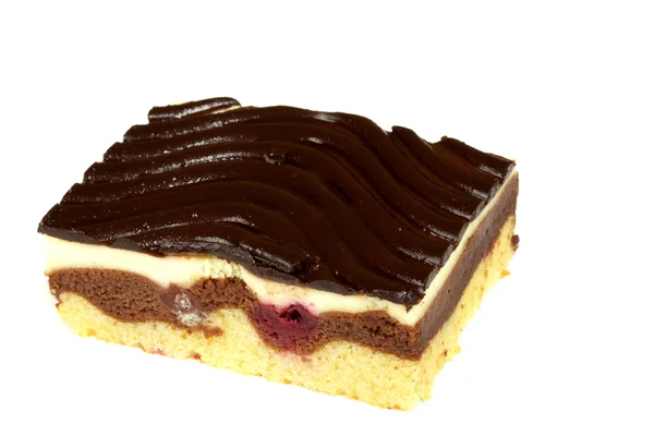 Gâteau au chocolat avec crème fouettée isolé — Photo