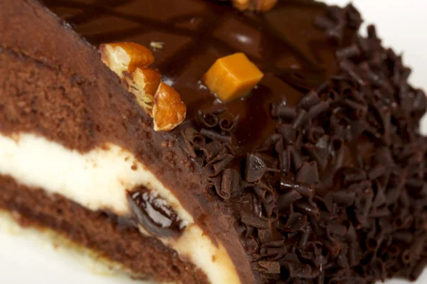 Шоколадний торт з збитими вершками ізольовані — стокове фото