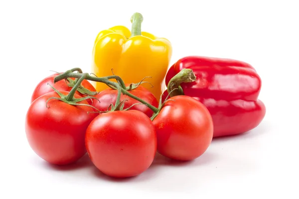Färsk paprika, tomat. på en vit bakgrund. — Stockfoto
