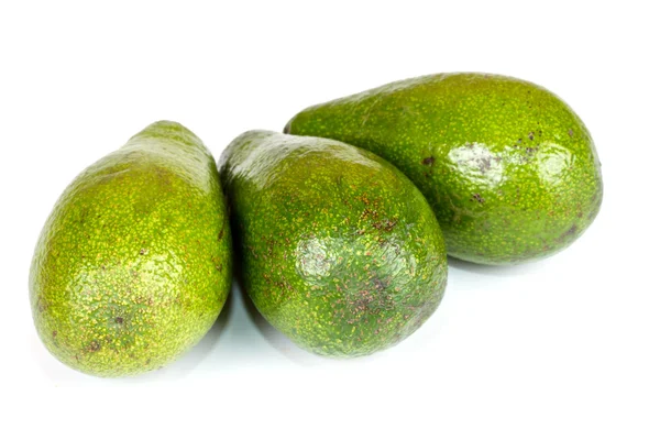 Mogna gröna avokado. isolerade — Stockfoto
