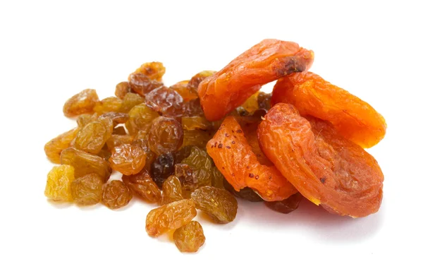 Högen av russin och torr aprikos på vit bakgrund — Stockfoto