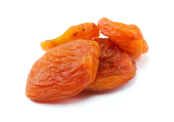 Droge abrikoos vruchten op witte achtergrond. — Stockfoto