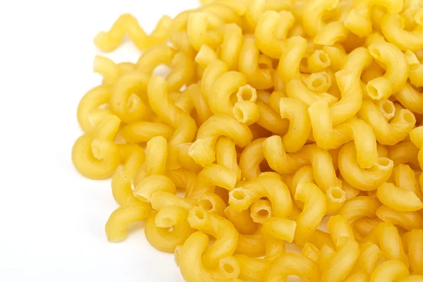 Close up van een gedroogde Italiaanse pasta op witte achtergrond — Stockfoto