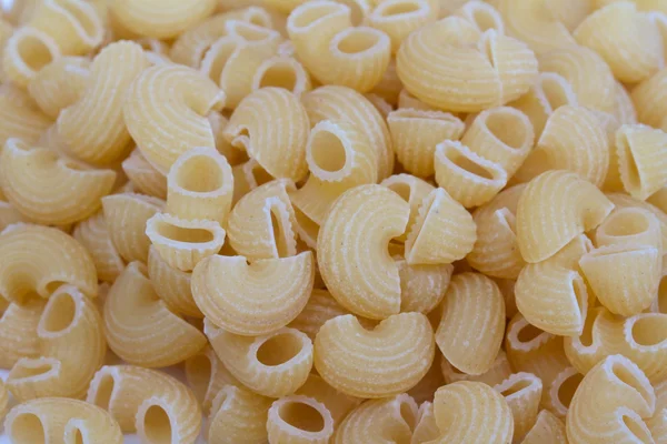 Primer plano de una pasta italiana seca sobre fondo blanco — Foto de Stock