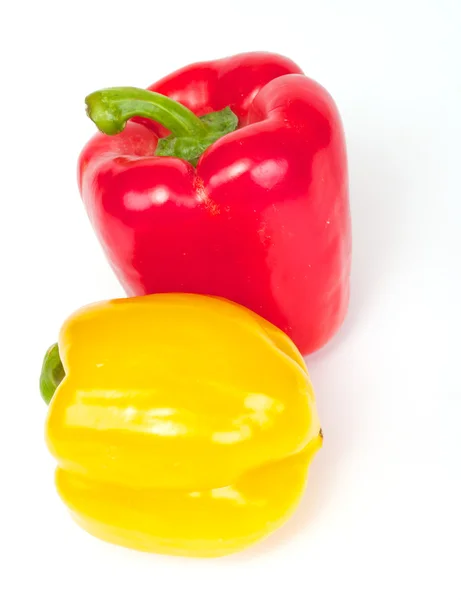 Красный и желтый перец изолированы на белом фоне — стоковое фото