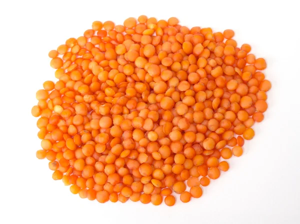 白で隔離される赤レンズ豆 — ストック写真