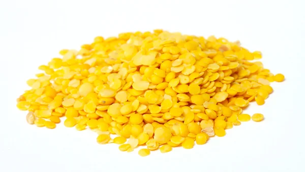 Lentilhas amarelas isoladas em fundo branco.Macro shot — Fotografia de Stock