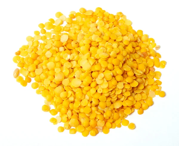 Lenticchie gialle isolate su fondo bianco.Macro shot — Foto Stock