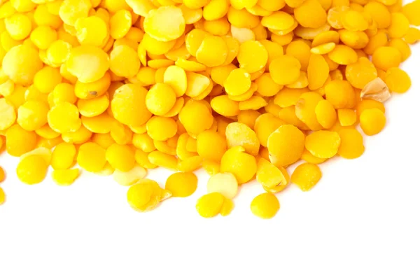 Gelbe Linsen isoliert auf weißem Hintergrund. Makroaufnahme — Stockfoto