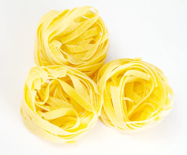 Pasta italiana seca sobre fondo blanco — Foto de Stock
