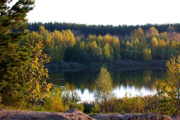 Красочные осенние деревья крепость на берегу реки — стоковое фото