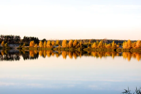 Színes őszi fák erőd a folyó partján — Stock Fotó