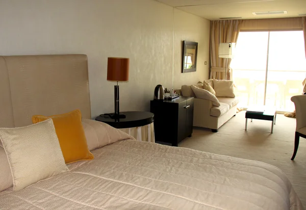 典型的なホテルの部屋 - デラックス — ストック写真