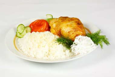buğulanmış sarımsaklı tavuk ve pirinç beyaz plaka üzerinde