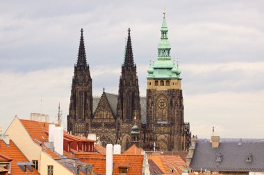 Prag'ın Gotik Kalesi ve Binalar üzerinde görünüm