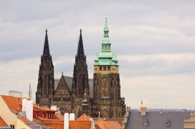 Prag'ın Gotik Kalesi ve Binalar üzerinde görünüm