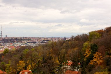 Prag'ın Gotik Kalesi ve Binalar üzerinde görünüm