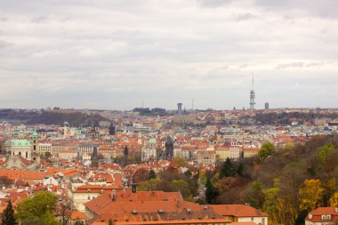 Prag'ın Gotik Kalesi ve Binalar üzerinde görünüm