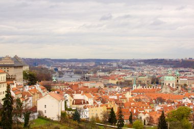 Prag'ın Gotik Kalesi ve Binalar üzerinde görünüm