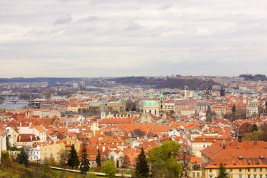 Prag'ın Gotik Kalesi ve Binalar üzerinde görünüm