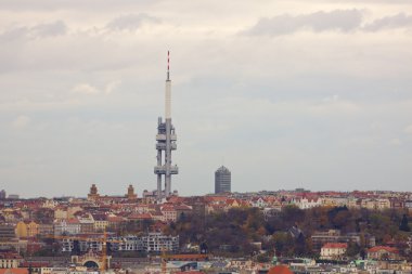 Prag'ın Gotik Kalesi ve Binalar üzerinde görünüm