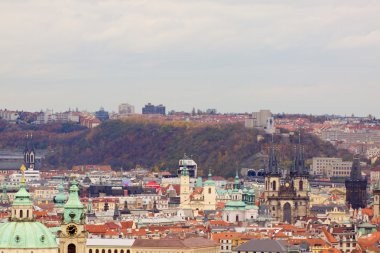 Prag'ın Gotik Kalesi ve Binalar üzerinde görünüm