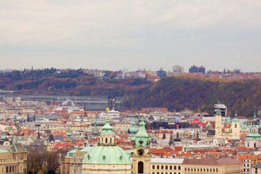 Prag'ın Gotik Kalesi ve Binalar üzerinde görünüm