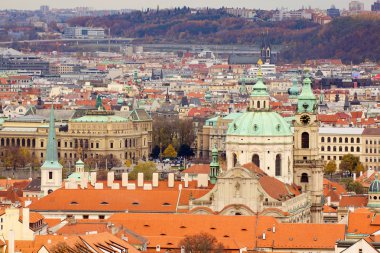 Prag'ın Gotik Kalesi ve Binalar üzerinde görünüm