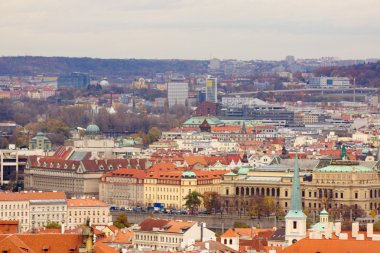 Prag'ın Gotik Kalesi ve Binalar üzerinde görünüm