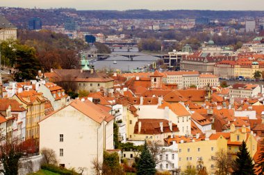 Prag'ın Gotik Kalesi ve Binalar üzerinde görünüm