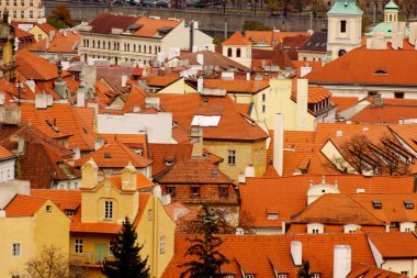 Prag'ın Gotik Kalesi ve Binalar üzerinde görünüm