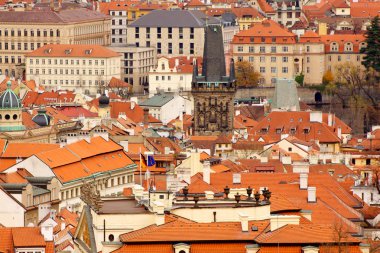 Prag'ın Gotik Kalesi ve Binalar üzerinde görünüm