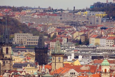 Prag'ın Gotik Kalesi ve Binalar üzerinde görünüm