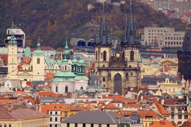 Prag'ın Gotik Kalesi ve Binalar üzerinde görünüm