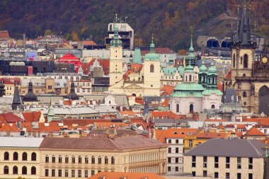 Prag'ın Gotik Kalesi ve Binalar üzerinde görünüm